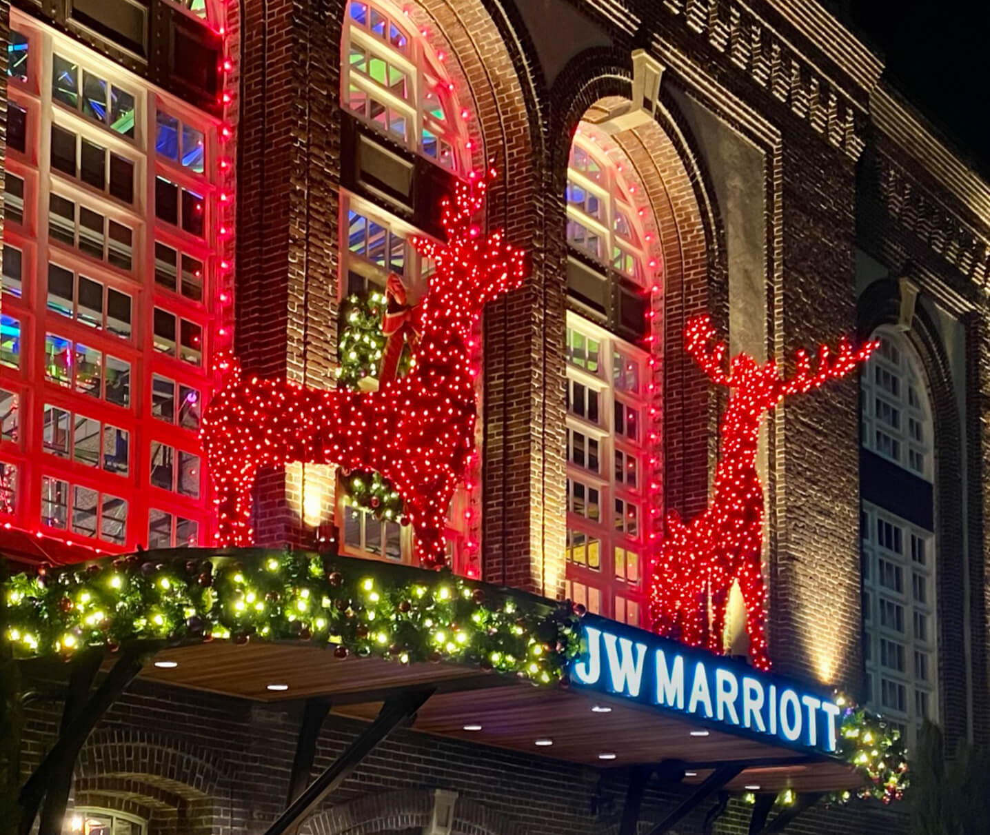 Commercial holiday lighting installer