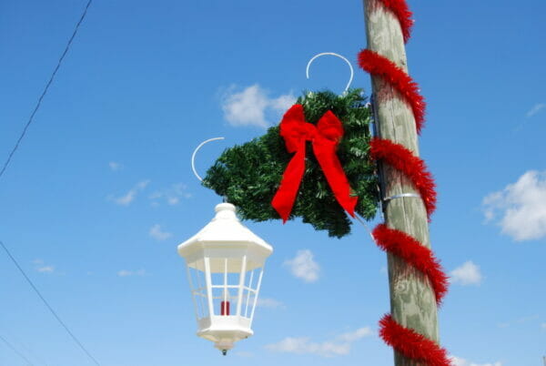 5' Garland Scroll With White Lantern Holiday Light Display