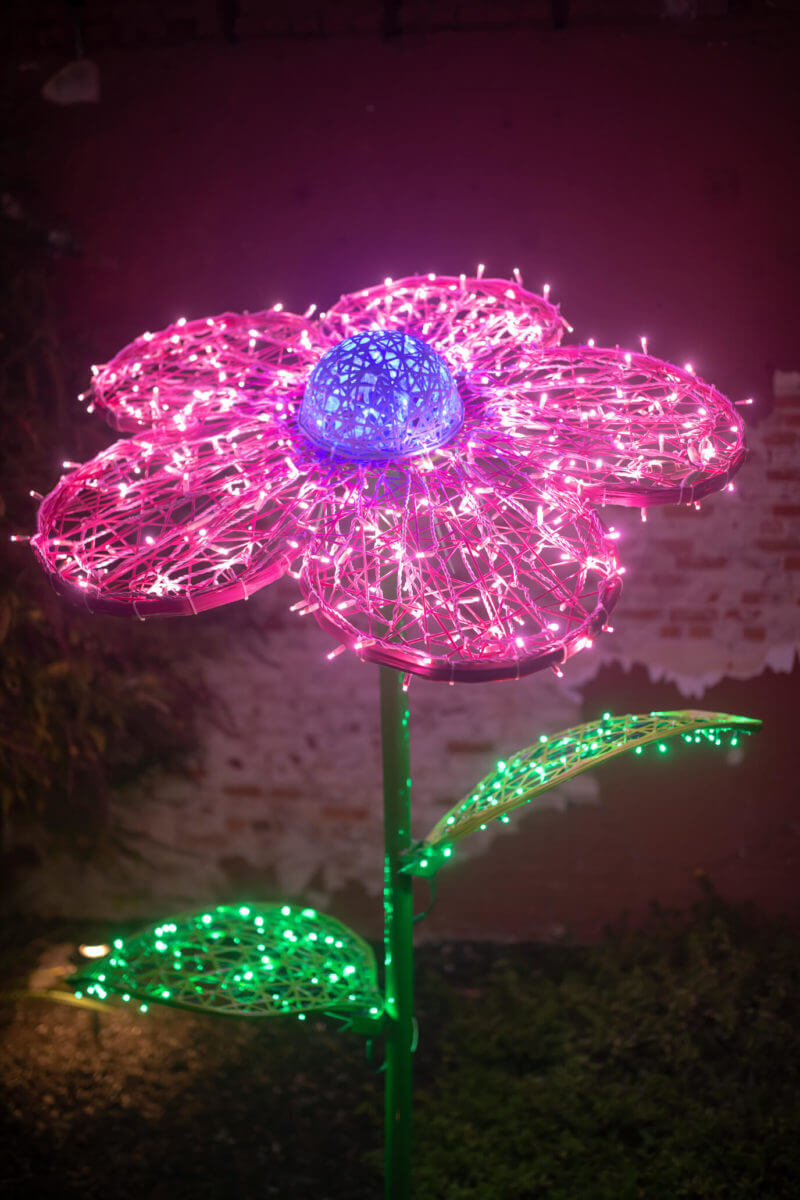 8' Oversized Flowers Dimensional Display