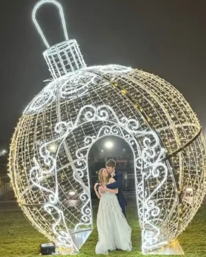 WALK THROUGH ORNAMENT DIMENSIONAL DISPLAY
