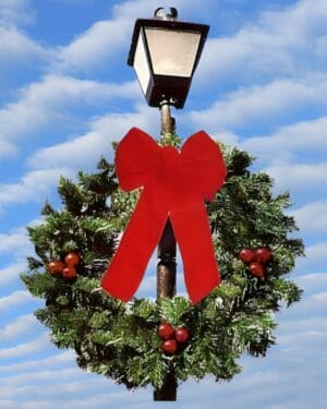 4' Garland Wreath With Cross Bar Pole Mount Holiday Light Display