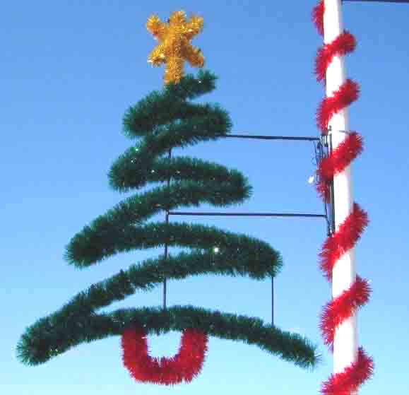 7-foot garland zig zag tree pole mount holiday light display installed on a decorated pole outdoors